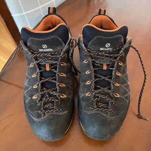 Scarpa Men’s Crux Climbing Approach Shoe Vibram Sole Suede  Shark/Tonic 8.5